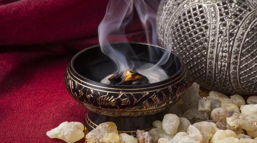 Cad é an léirmhíniú ar incense oud i aisling do bhean shingil de réir Ibn Sirin?