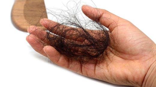 Interpretasi ngimpi babagan rambut rontog lan botak kanggo bocah wadon ing ngimpi dening Ibnu Sirin