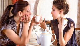 Дізнайтеся тлумачення подавати каву уві сні самотнім жінкам