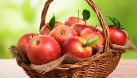 Hvad er fortolkningen af ​​drømmen om at spise æbler til Ibn Sirin?