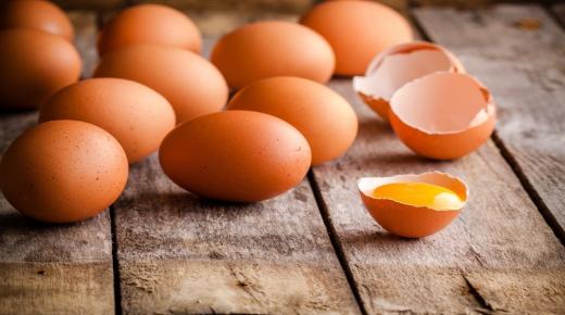 伊本·西林（Ibn Sirin）在梦中看到煎鸡蛋的 20 个最重要的解释