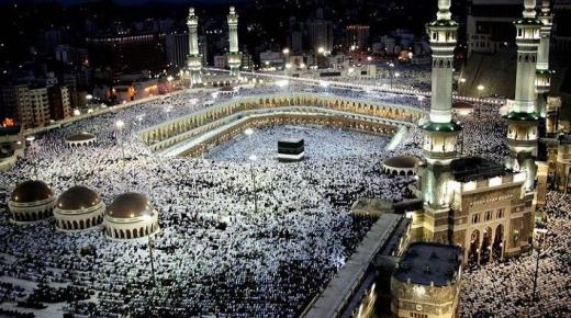 Lær om Ibn Sirins mening om fortolkningen af ​​drømmen om den store moske i Mekka for enlige kvinder