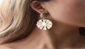 Իմացեք ոսկե ականջօղի մասին Իբն Սիրինի երազի մեկնաբանության մասին