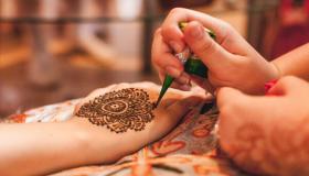 Tafsiri ya ndoto kuhusu henna mikononi mwa wengine na Ibn Sirin
