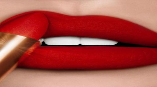 Hvad er fortolkningen af ​​en drøm om rød læbestift?