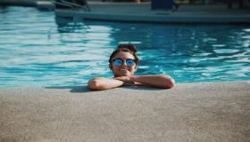 Երազում միայնակ կնոջ համար լողավազանում լողալու մասին երազի մեկնաբանություն ըստ Իբն Սիրինի
