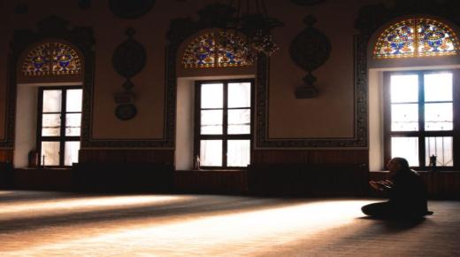 ഇബ്നു സിറിൻ, ഇമാം അൽ-സാദിഖ് എന്നിവരുടെ പ്രാർത്ഥനയെക്കുറിച്ചുള്ള സ്വപ്നത്തിന്റെ വ്യാഖ്യാനത്തെക്കുറിച്ച് അറിയുക