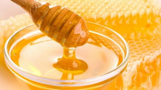 De vigtigste fortolkninger i fortolkningen af ​​honning i en drøm af Ibn Sirin