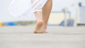 Zjistěte více o výkladu snu o chůzi bez bot podle Ibn Sirina