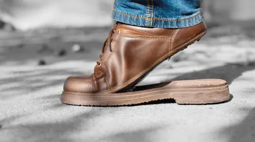 Իմացեք ավելին երազի մեկնաբանության մասին, թե ինչպես է կոշիկը կոտրվում երազում քայլելիս՝ ըստ Իբն Սիրինի