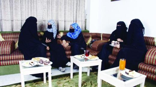 Tumačenje sna o ženama koje se okupljaju kod kuće prema Ibn Sirinu i starijim učenjacima