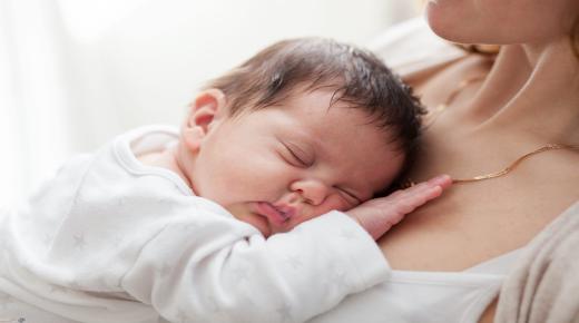 इब्न सिरिन के अनुसार एक तलाकशुदा महिला के सपने में एक बच्ची को जन्म देने के सपने की व्याख्या के बारे में जानें