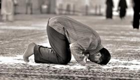 Prečítajte si o interpretácii modlitby Asr vo sne od Ibn Sirina a interpretácii sna o modlitbe Asr na ulici