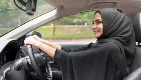 Zjistěte více o výkladu snu o jízdě v autě na předním sedadle pro vdanou ženu ve snu podle Ibn Sirina