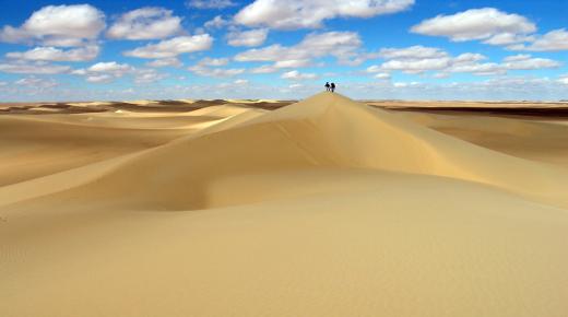 Ibn Sirinin tärkein 20 tulkinta unelmasta kiivetä hiekkavuorelle