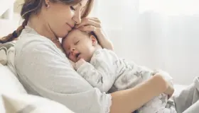 Hvad er fortolkningen af ​​en drøm om en baby for enlige kvinder?