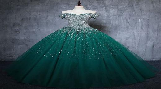 Fortolkning af at se den grønne kjole i en drøm af Ibn Sirin og Al-Usaimi