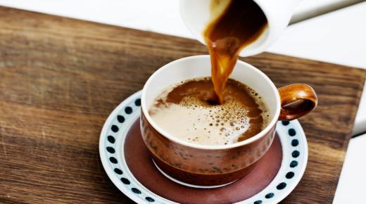 Lær fortolkningen af ​​at hælde kaffe i en drøm af Ibn Sirin