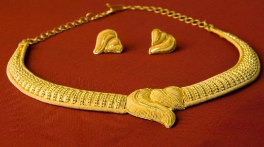 Jaký je výklad nošení zlatého náhrdelníku ve snu pro ženu provdanou za Ibn Sirina?