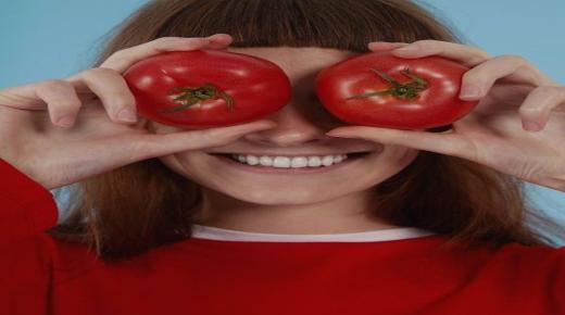 Najdôležitejšie interpretácie videnia paradajok vo sne pre vydatú ženu