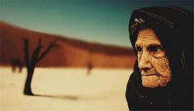 Lær om tolkningen af ​​den gamle kvinde i en drøm af Ibn Sirin og Al-Osaimi, og fortolkningen af ​​drømmen om en gammel kvinde, der jager mig