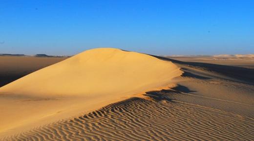 Najdôležitejšie interpretácie videnia piesku vo sne od Ibn Sirina