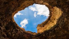 Najdôležitejšia 20 interpretácia videnia jamy vo sne od Ibn Sirina