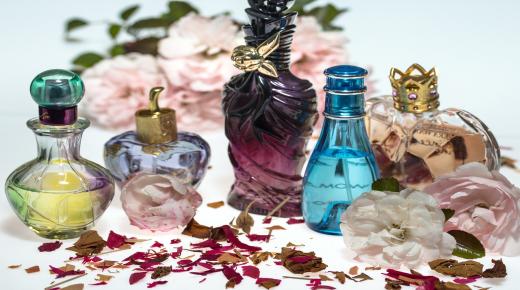 Hvad er indikationerne af parfume i en drøm af Ibn Sirin?