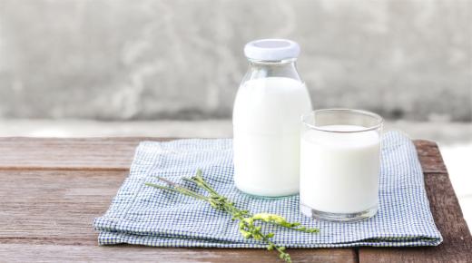 Lær mere om fortolkningen af ​​at drikke mælk i en drøm ifølge Ibn Sirin