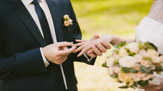 Իմացեք երազում ամուսնացած մարդու համար ամուսնության մեկնաբանության մասին Իբն Սիրինի կողմից
