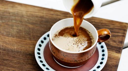 Naučte sa interpretáciu sna o káve od Ibn Sirina a interpretáciu videnia kávy vo sne