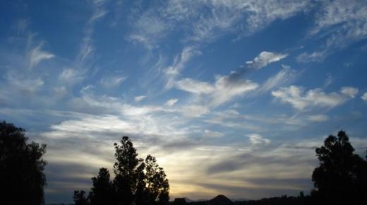 Lær fortolkningen af ​​at se skyer i en drøm af Ibn Sirin