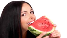 Kududzirwa kwekudya watermelon muchiroto naIbn Sirin uye kudya watermelon tsvuku muchiroto