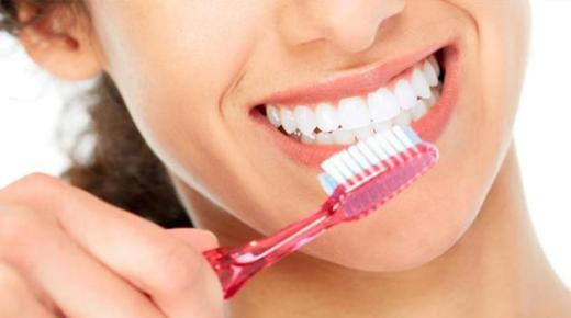 ما هو تفسير حلم تنظيف الأسنان باليد في المنام لابن سيرين؟
