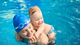 تعرف على تفسير حلم السباحة مع طفل لابن سيرين