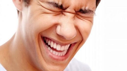 ما هو تفسير حلم شخص يضحك عليك؟ وماذا يعني الضحك باستهزاء في المنام؟