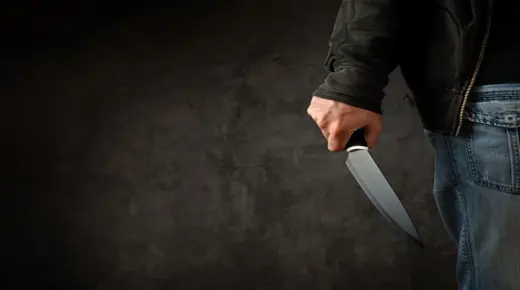 تفسير حلم الطعن بالسكين في الكتف في المنام لابن سيرين