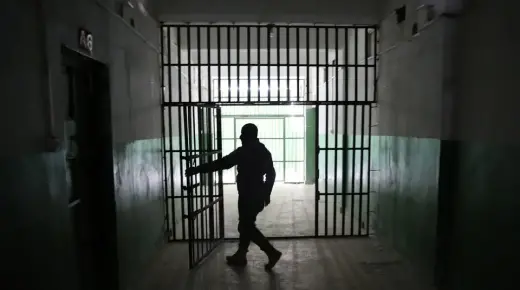 تفسير حلم خروج السجين من السجن في المنام لابن سيرين