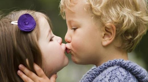 أهم 100 تفسير لرؤية التقبيل في المنام لابن سيرين