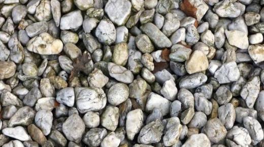 أهم 50 تفسير لرؤية الحجر في المنام لابن سيرين
