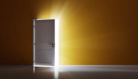 Lær om de vigtigste fortolkninger af at åbne døren i en drøm af Ibn Sirin