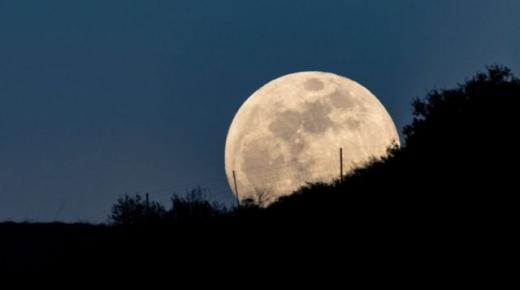 تفسير رؤية القمر في المنام للعزباء لابن سيرين