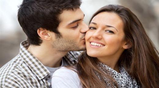 इब्न सिरिन के अनुसार, एक विवाहित महिला के लिए एक सपने में मुंह पर चुंबन की व्याख्या के बारे में जानें