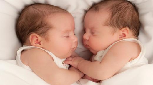 Lær fortolkningen af ​​en drøm om at føde tvillinger til en anden person, af Ibn Sirin
