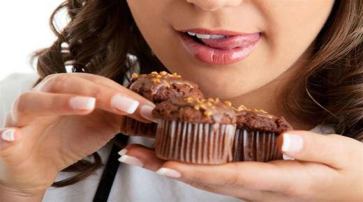 Aký je výklad jedenia sladkostí vo sne pre slobodné ženy podľa Ibn Sirina?