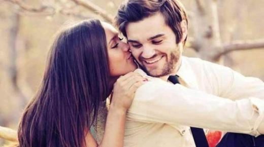 20 interpretasi paling penting kanggo ndeleng ciuman ing ngimpi dening Ibnu Sirin
