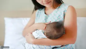 Zjistěte více o výkladu vidění mléka vycházejícího z prsu ve snu pro těhotnou ženu, podle Ibn Sirina