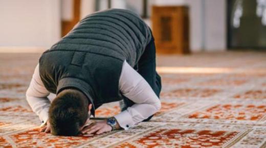 Ibn Sirinin tulkinta ihmisen näkemisestä rukoilemassa unessa
