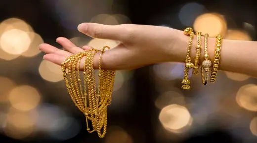 Find ud af fortolkningen af ​​Jeg drømte, at jeg bar to guldsmykker til en gift kvinde ifølge Ibn Sirin
