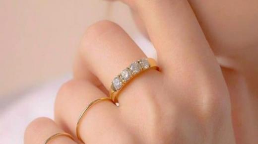Lær om fortolkningen af ​​en drøm om en enkelt kvinde, der bærer en ring ifølge Ibn Sirin